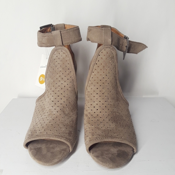 UNIVERSAL THREAD Hannah Perforated Laser Cut Stacked Ankle Strap Heel 9 NWT - Picture 2 of 9